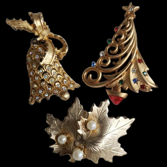 Vintage Rhinestone & Pearls Christmas Theme Pins- Tree 🎄 Bell 🔔 & Leaf 🍃 - Picture 4 of 4